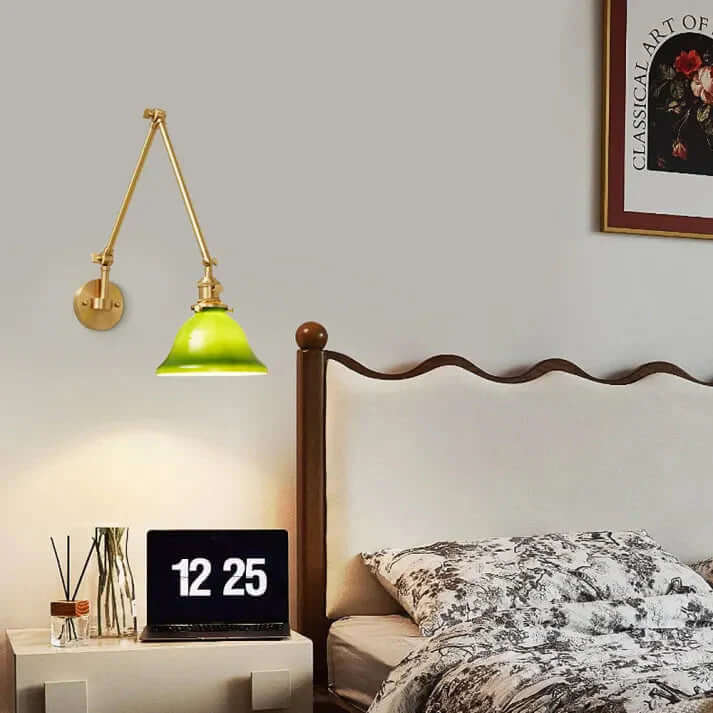Vintage-stil væglampe med justerbar arm, grønt glas