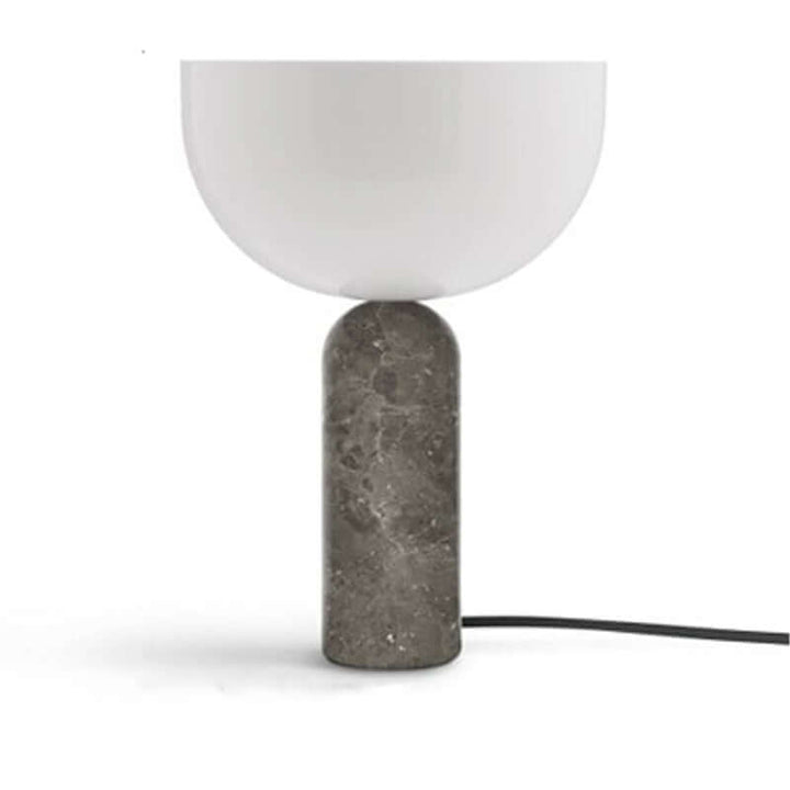 Moderne marmorbordlampe til natbordet