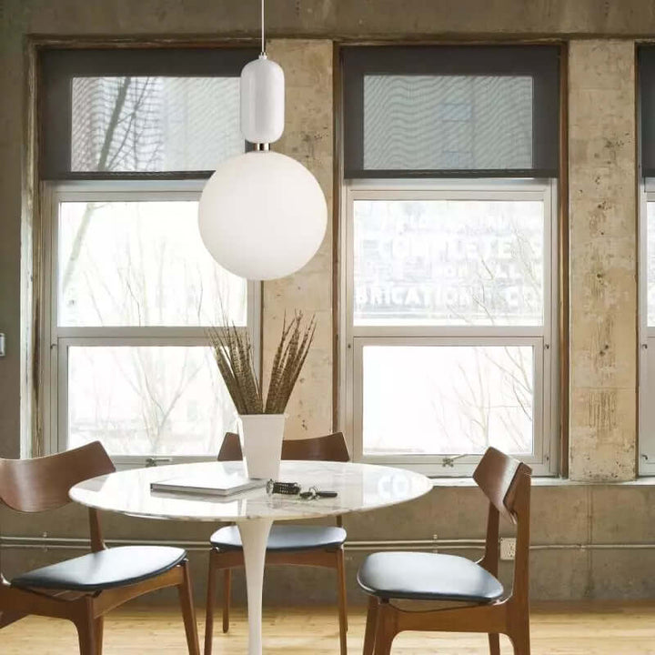 Detalje af moderne pendellampe med kugleformet skærm