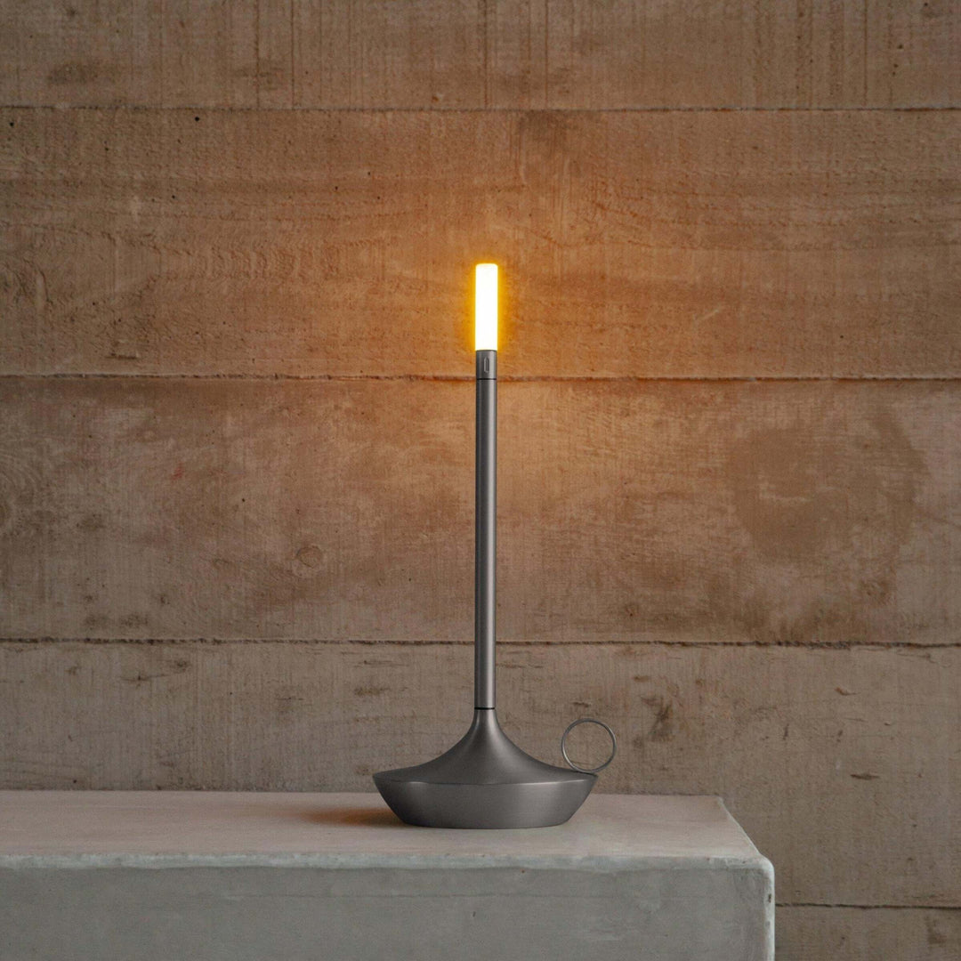 Moderne bordlampe i stuen