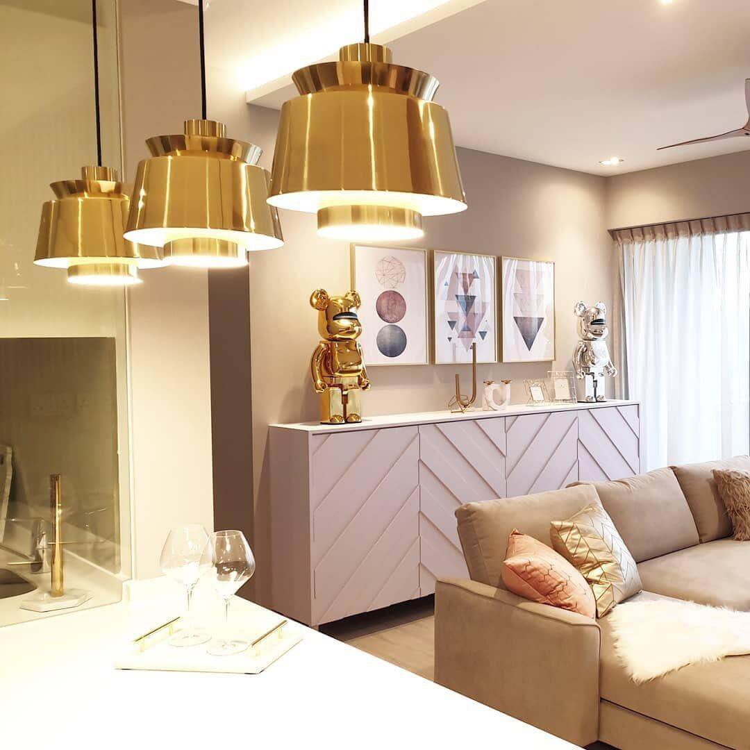 Moderne pendellampe over et spisebord