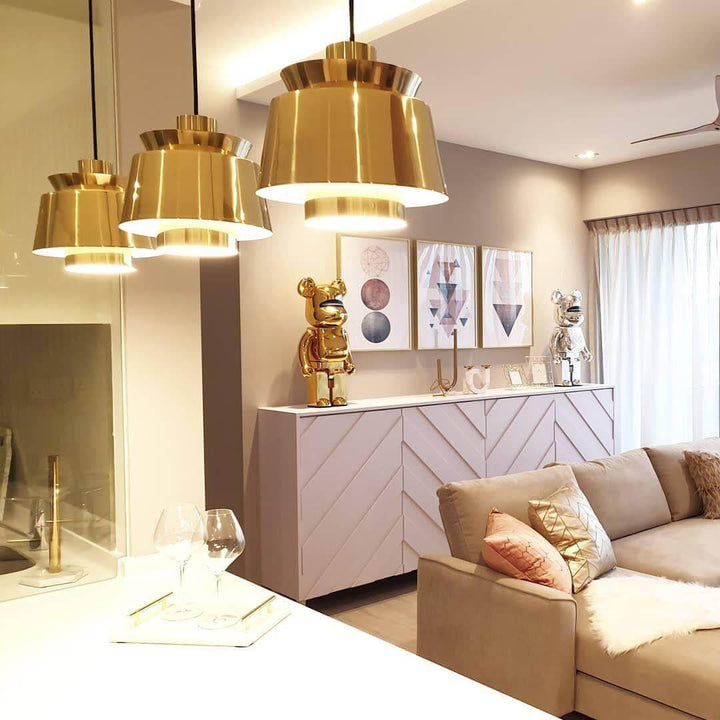 Moderne pendellampe over et spisebord
