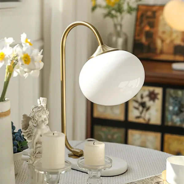 Moderne metal- og glasbordlampe i skumfidusform