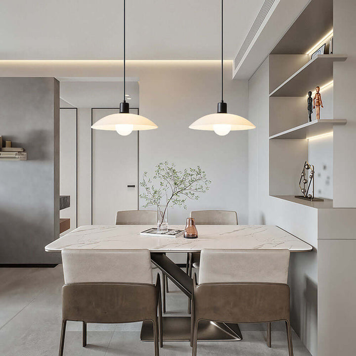 Moderne glaslampe til loftet med hvid glasarmatur