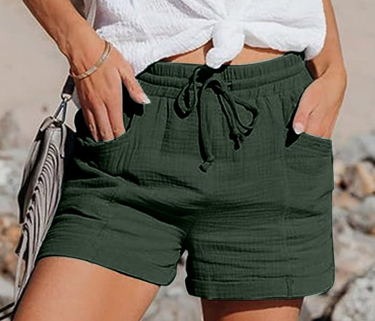 Nærbillede af justerbar snor på dame shorts med elastik talje. Løs pasform & lommer for casual sommerlook.