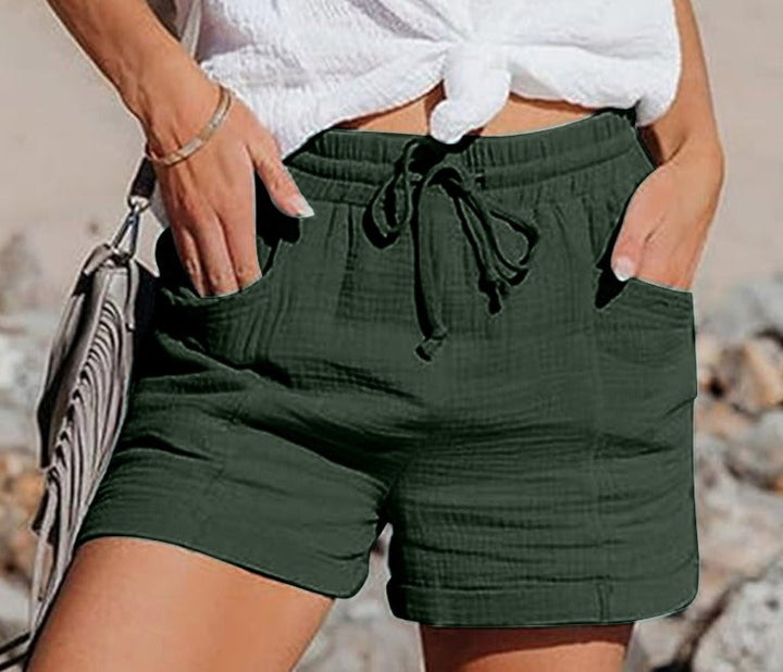 Nærbillede af justerbar snor på dame shorts med elastik talje. Løs pasform & lommer for casual sommerlook.