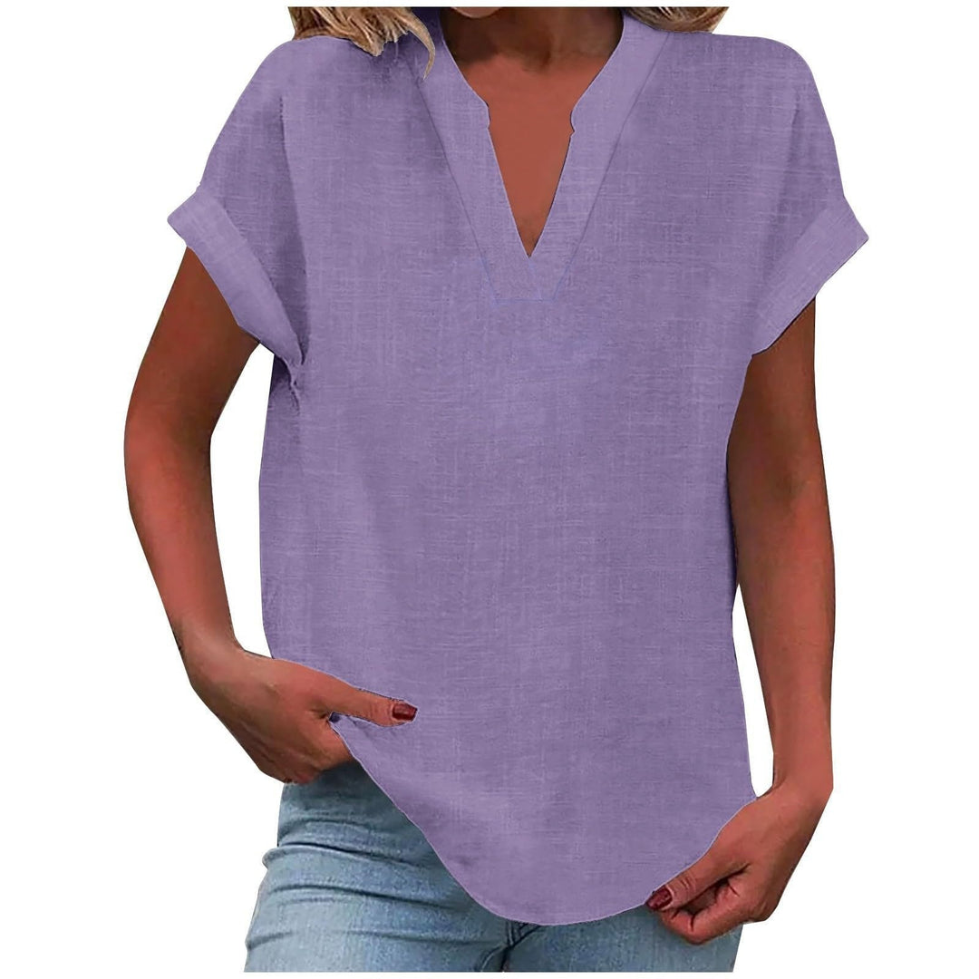 Afslappet damebluse med V-udskæring og korte ærmer; perfekt til hverdag og smartcasual stil.