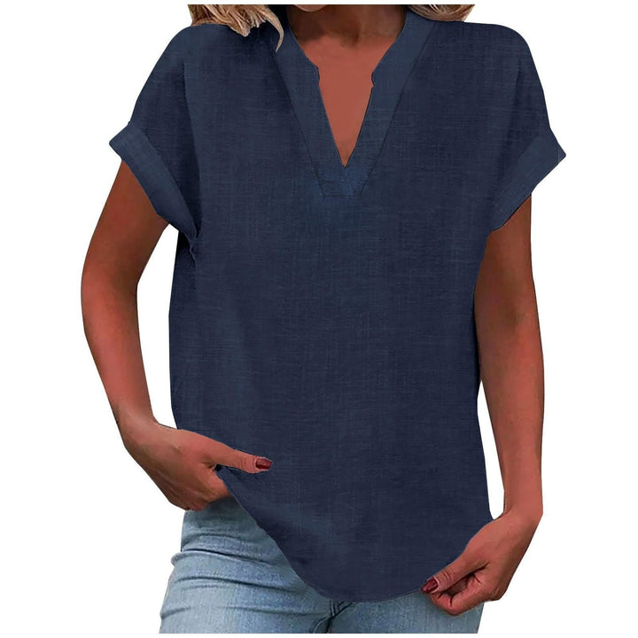 Let og luftig forårsbluse med V-udskæring og korte ærmer, ideel til en smartcasual sommerdag.
