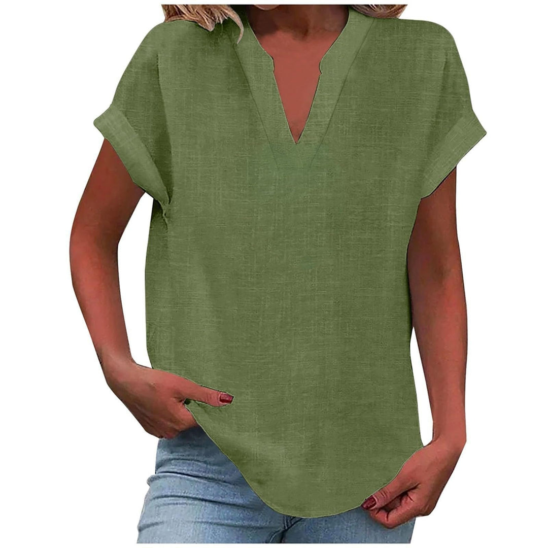 Blød damebluse med V-udskæring og korte ærmer, der udstråler afslappet hverdagsstil og komfort.