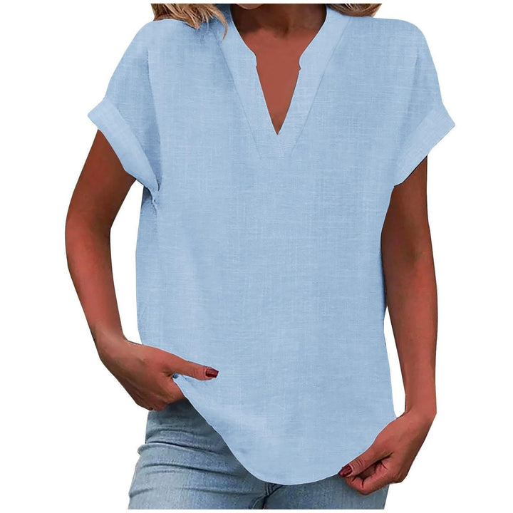 Stilfuld sommerbluse til damer med V-udskæring og korte ærmer, feminint design for varme dage.