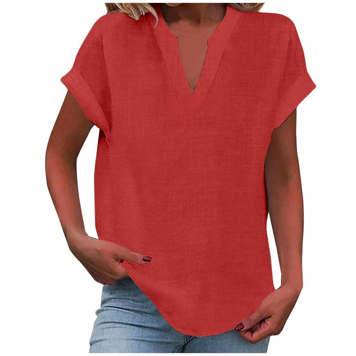 Elegant smartcasual damebluse med V-udskæring, kort ærme og behagelig pasform til forår og sommer.