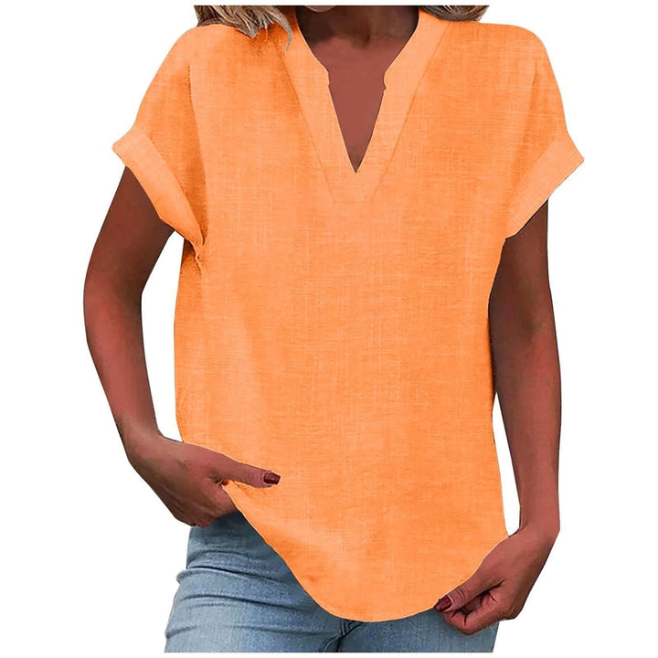 Moderne damebluse med V-udskæring og kort ærme, ideel som afslappet forårsbluse eller sommerbluse.