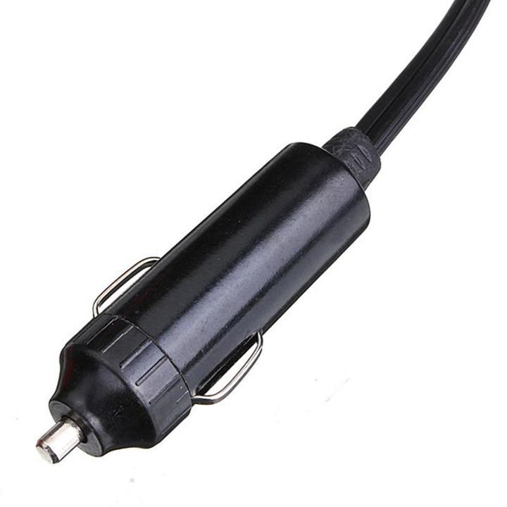 Kompakt 12V bilvarmer/køler med justerbar holder til nem montering i bilens kabine.