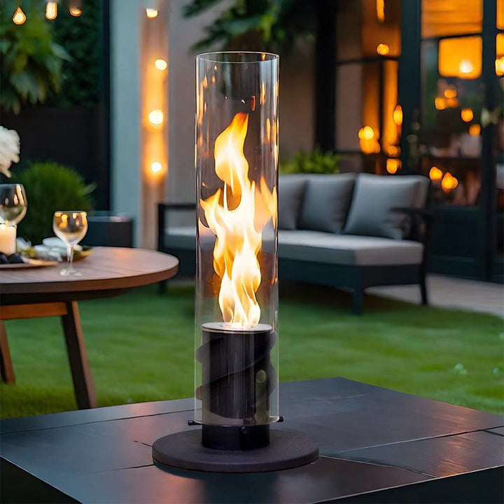 Bærbar bordpejs med justerbar flamme, skaber hyggelig stemning indendørs og udendørs.