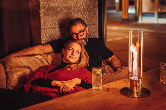 Stilfuld bordpejs, et perfekt hjemmeaccent med justerbare flammer for en hyggelig og moderne indretning.