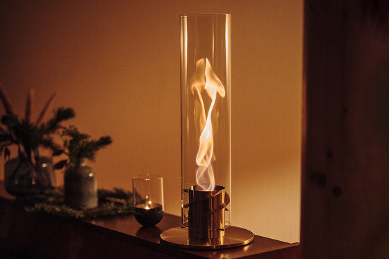 Minimalistisk bordpejs med justerbare flammer, ideel til at skabe hyggelig stemning i ethvert rum.