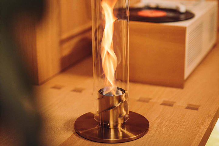 Alsidig bordpejs med justerbare flammer. Giver stemningsvarme og moderne flair til dit hjem eller have.
