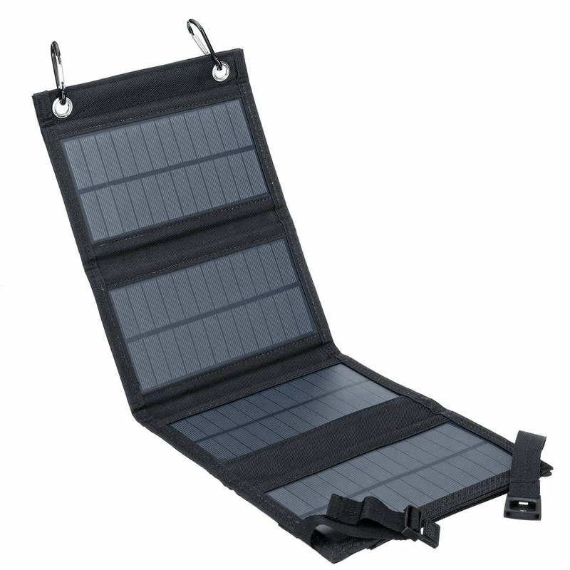 50W foldbart solpanel i brug på en campingplads, oplader powerbank under åben himmel.