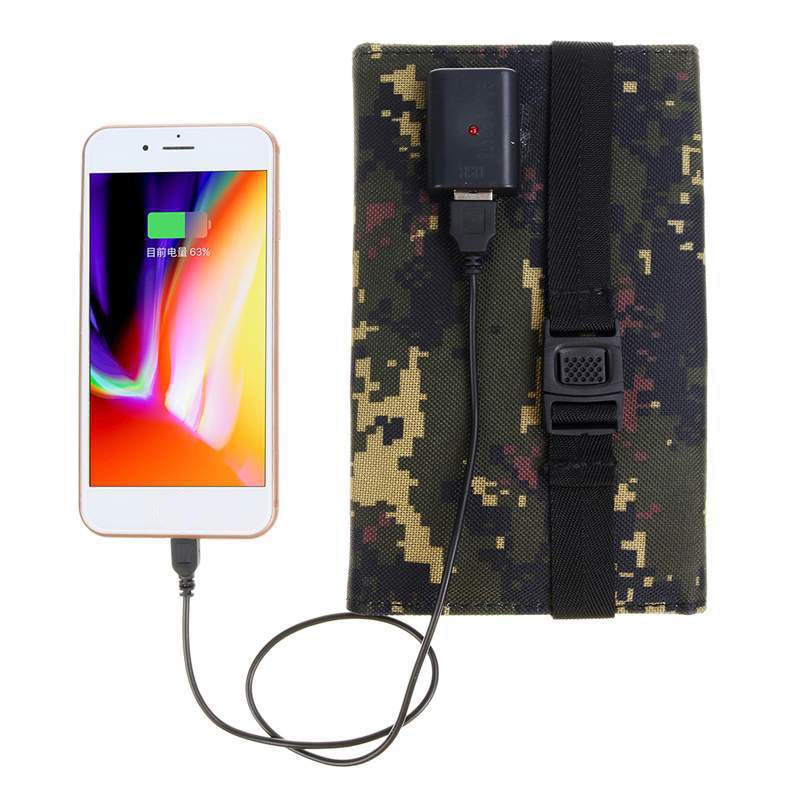 Effektivt 50W solpanel udnytter solenergi til at oplade telefon og elektronik udendørs.