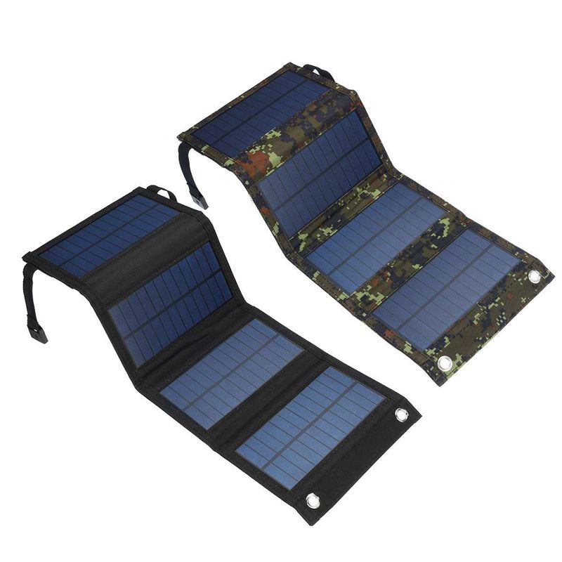 50W bærbart solpanel oplader smartphone under udendørs eventyr, praktisk nødstrøm.