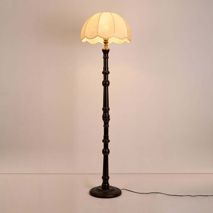 Moderni lattiavalaisin, elegantti ja tyylikäs