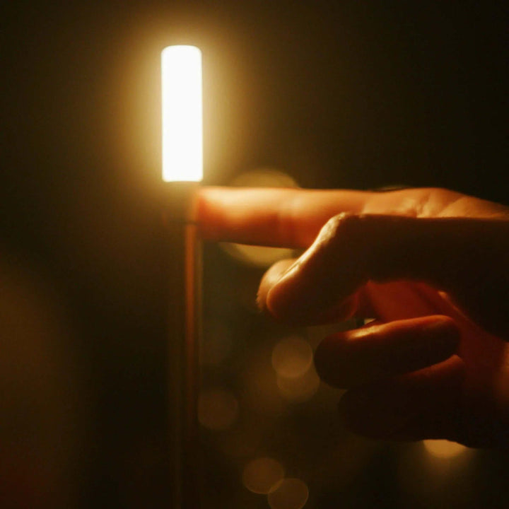 Moderne bordlampe oplades med USB