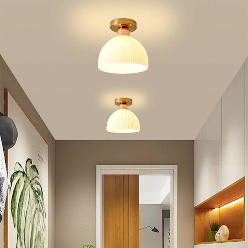 Moderne loftslampe med mælkeagtigt glas