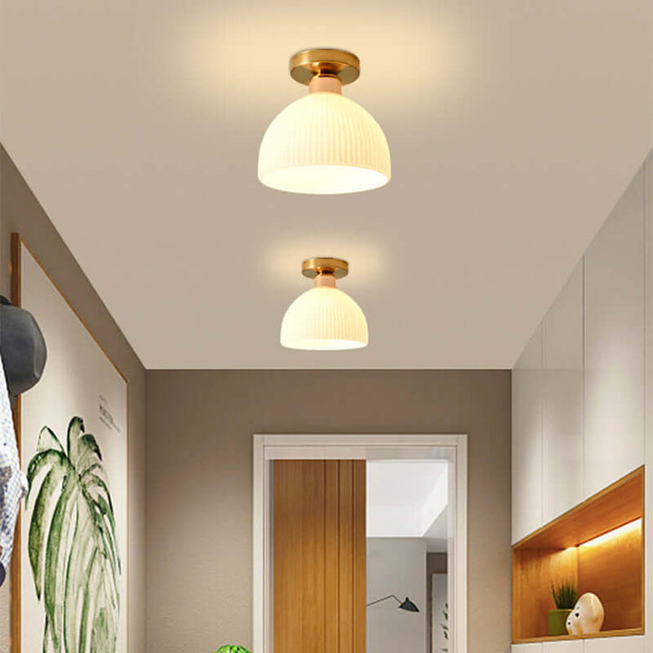 Moderne loftslampe med mælkeagtigt glas