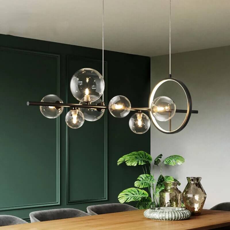 Glasboble pendellampe i et moderne interiør