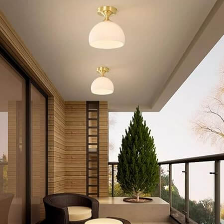 Moderne loftslampe med mælkeagtigt glas