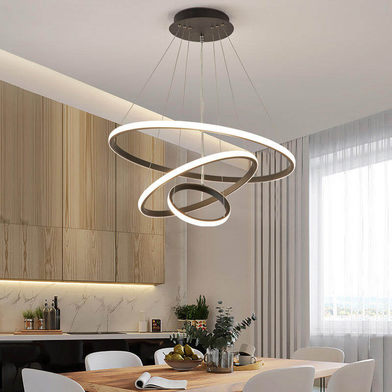 Moderne loftlampe med 3 ringe, der giver funktionel belysning