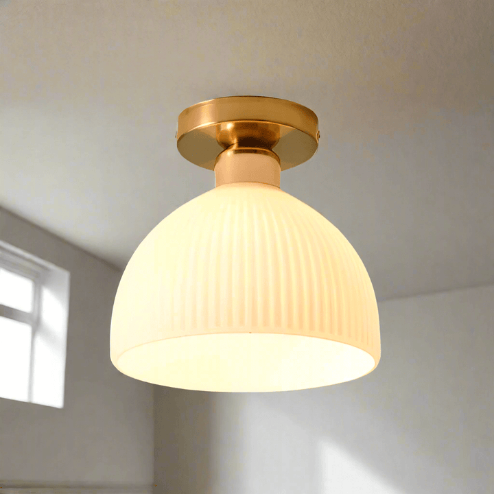 Moderne loftslampe med mælkeagtigt glas