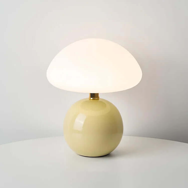 Keramisk svampe bordlampe på arbejdsplads