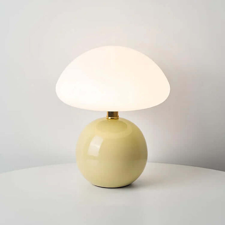 Keramisk svampe bordlampe på arbejdsplads