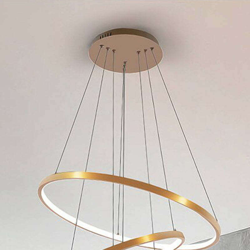 Moderne 3-ring LED loftslampe installeret