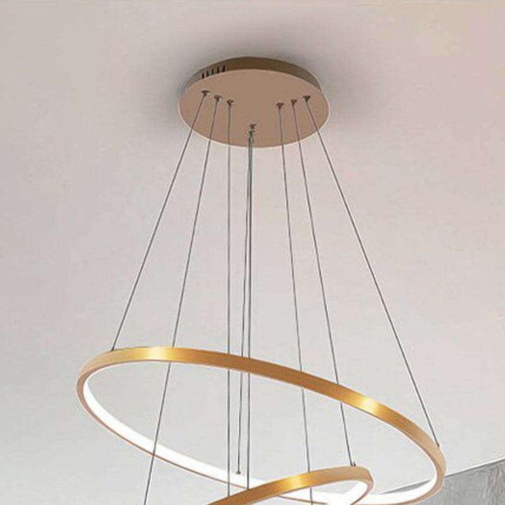 Moderne 3-ring LED loftslampe installeret