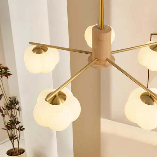 Moderne loftslampe i træ og bomuldskugler