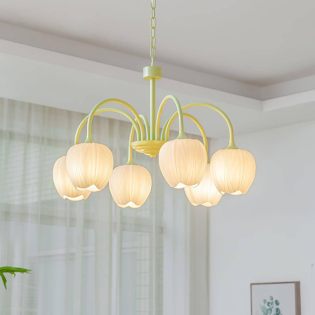 Moderne loftlampe i matcha-stil, over et spisebord