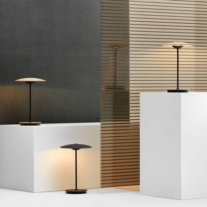 Moderne bordlampe i metal med LED