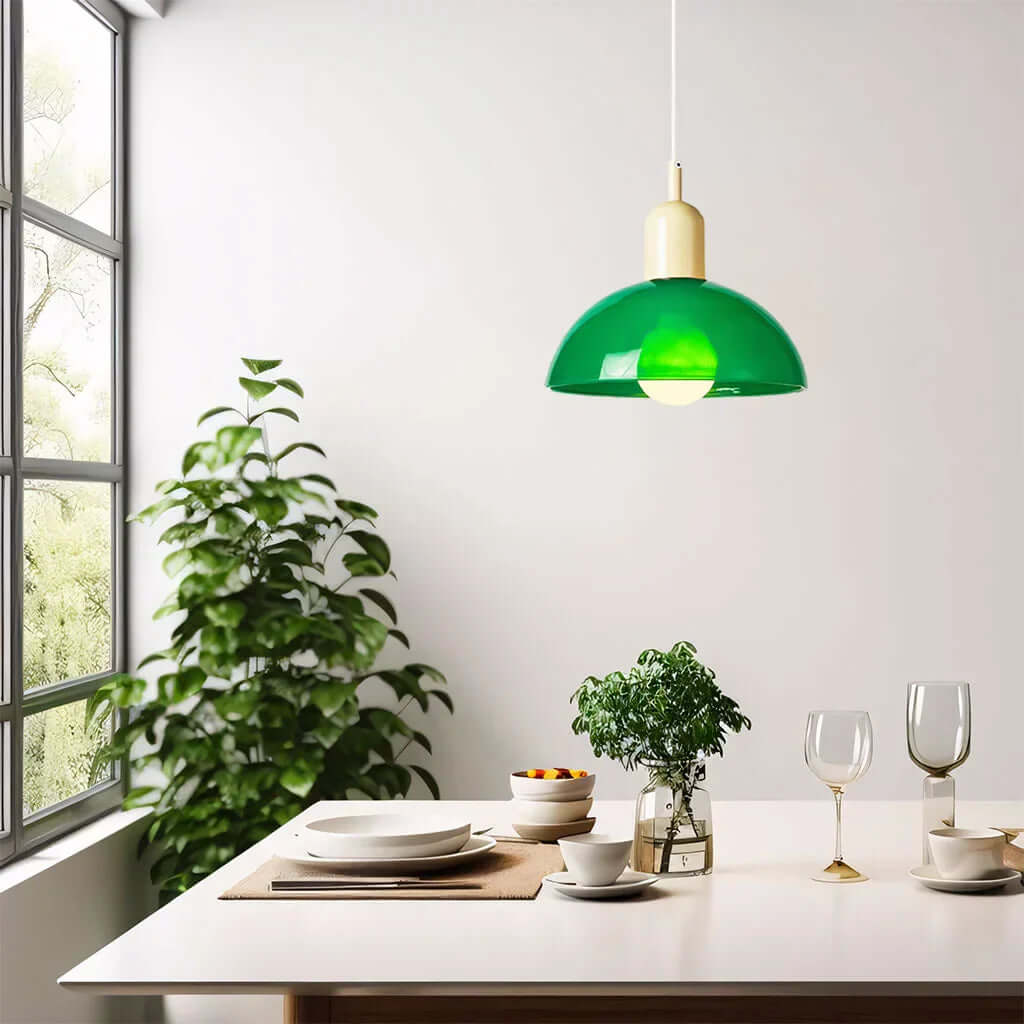 Farverig pendel med glaskuppel