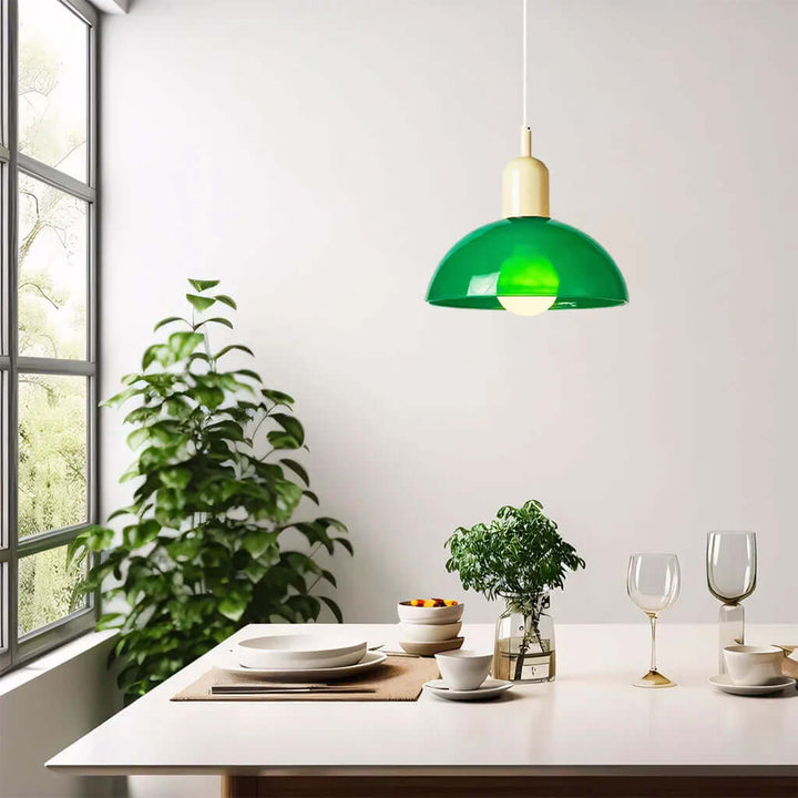 Farverig pendel med glaskuppel