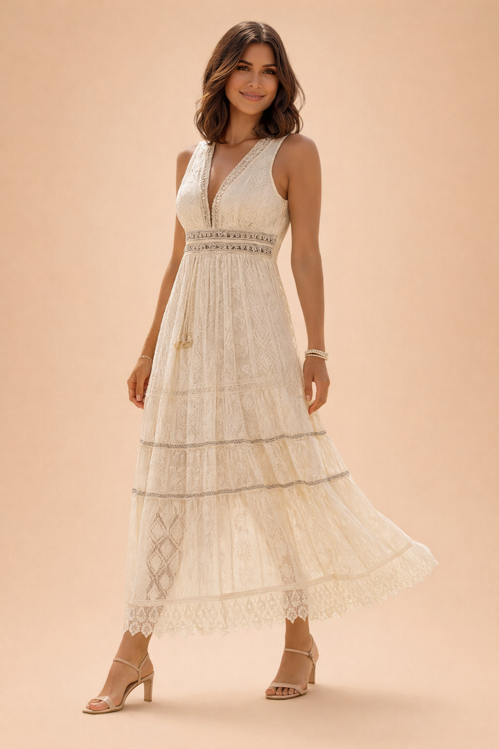 Beige Dame Boheme Maxikjole med v-hals og slids. Elegant lang sommerkjole til afslappede dage eller strandbrug.