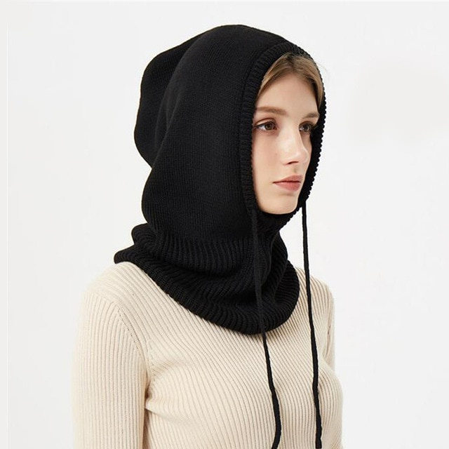 Blød, varm strikket vinterhue til kvinder i flerfarvet design. Perfekt modehue til efterår og vinter.