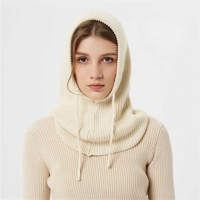 Trendy og blød vinterhue i strik til kvinder. Varm damehue i flerfarvet design, perfekt til kolde dage.