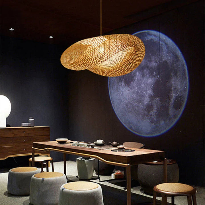 Naturlig LED pendellampe i bambus. Giver et blødt, diffust lys, perfekt til afslappet stuehygge.