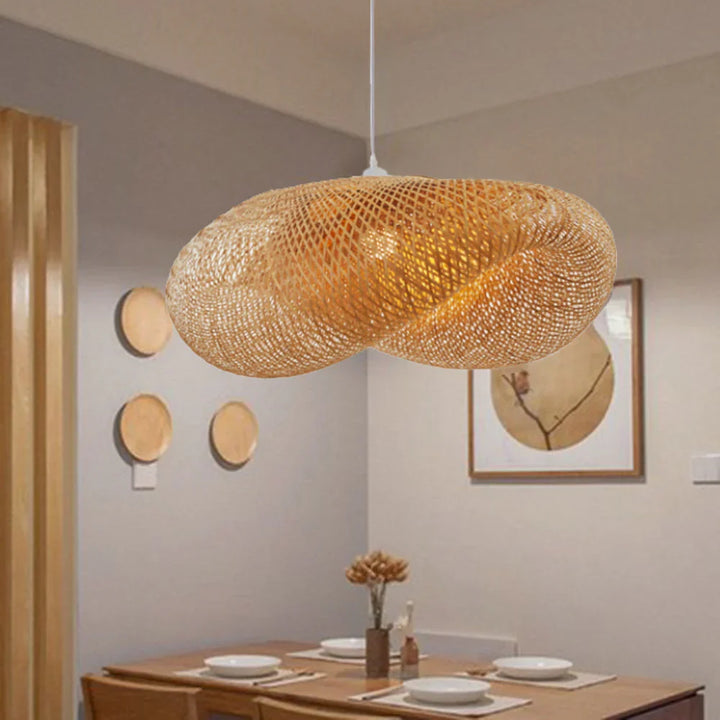 Håndlavet boho pendellampe af bambus, skaber en varm og indbydende atmosfære i hjemmet med LED.