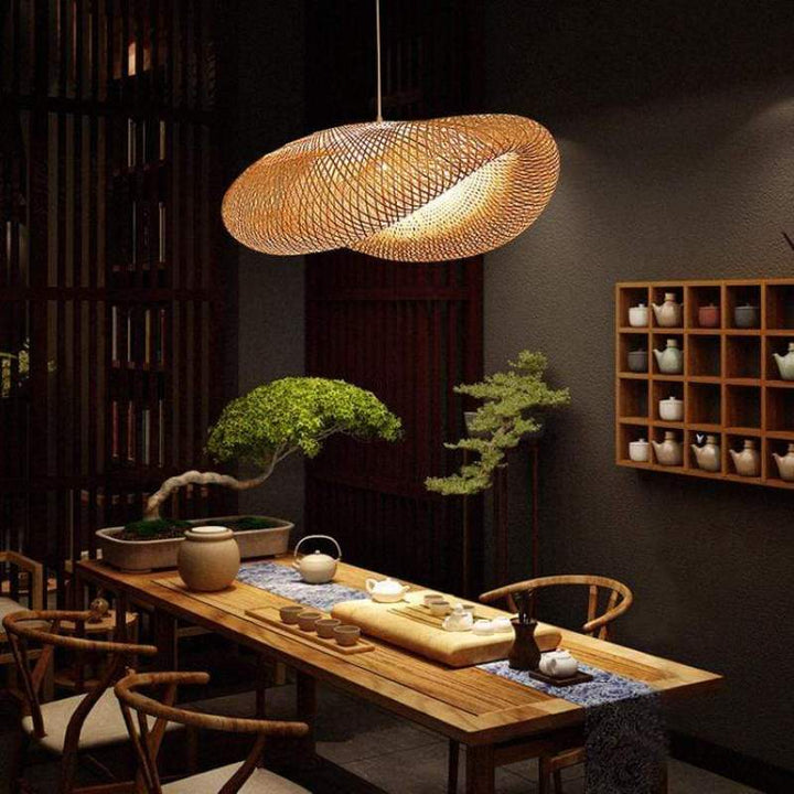 Elegant flettet bambus pendellampe med LED. Bringer en rolig, naturlig boho-stemning til ethvert rum.