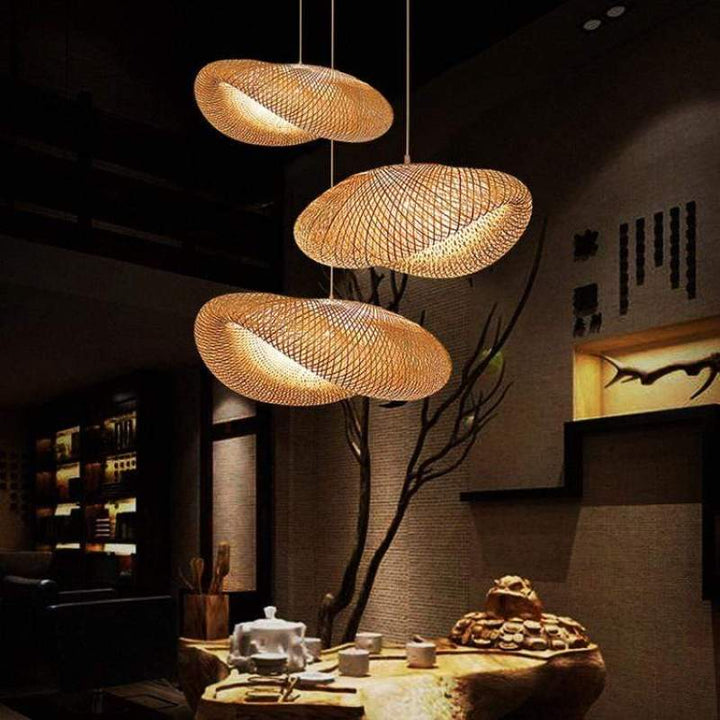 Smuk boho pendellampe af bambus, designet til at give hyggelig og energieffektiv LED belysning.