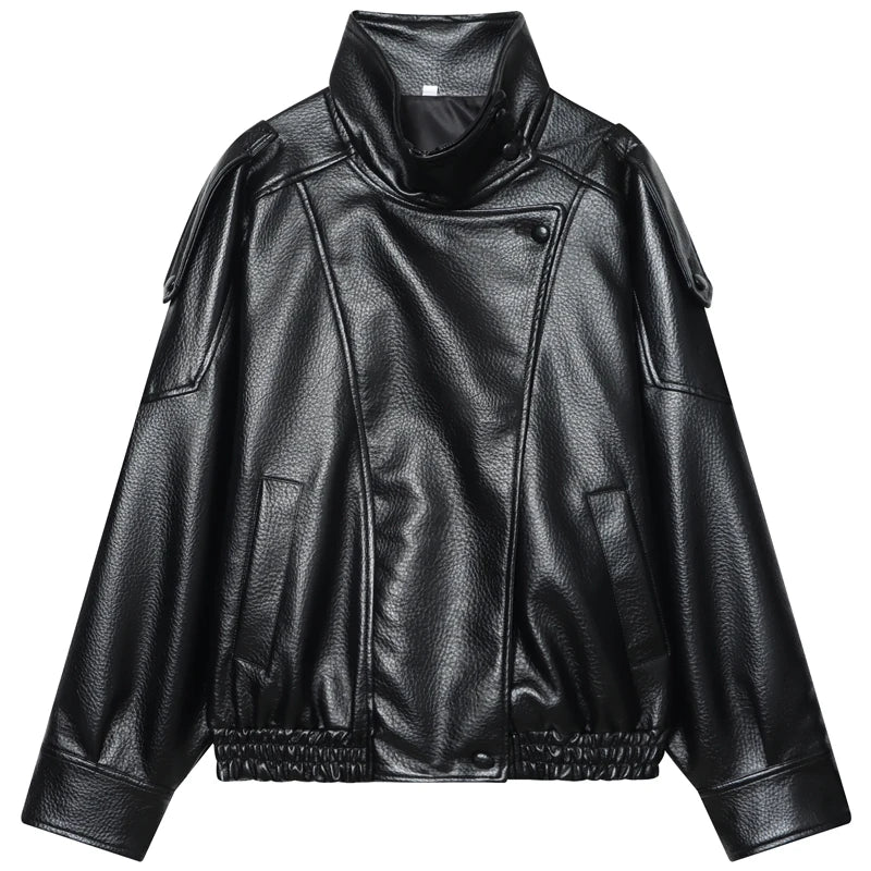 Brun cropped oversized bomberjakke i læderlook til kvinder. Trendy damejakke til forår og efterår.