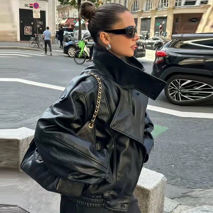 Sort oversized bomberjakke i cropped design med læderlook til dame. Perfekt mode overtøj til hverdagsbrug.